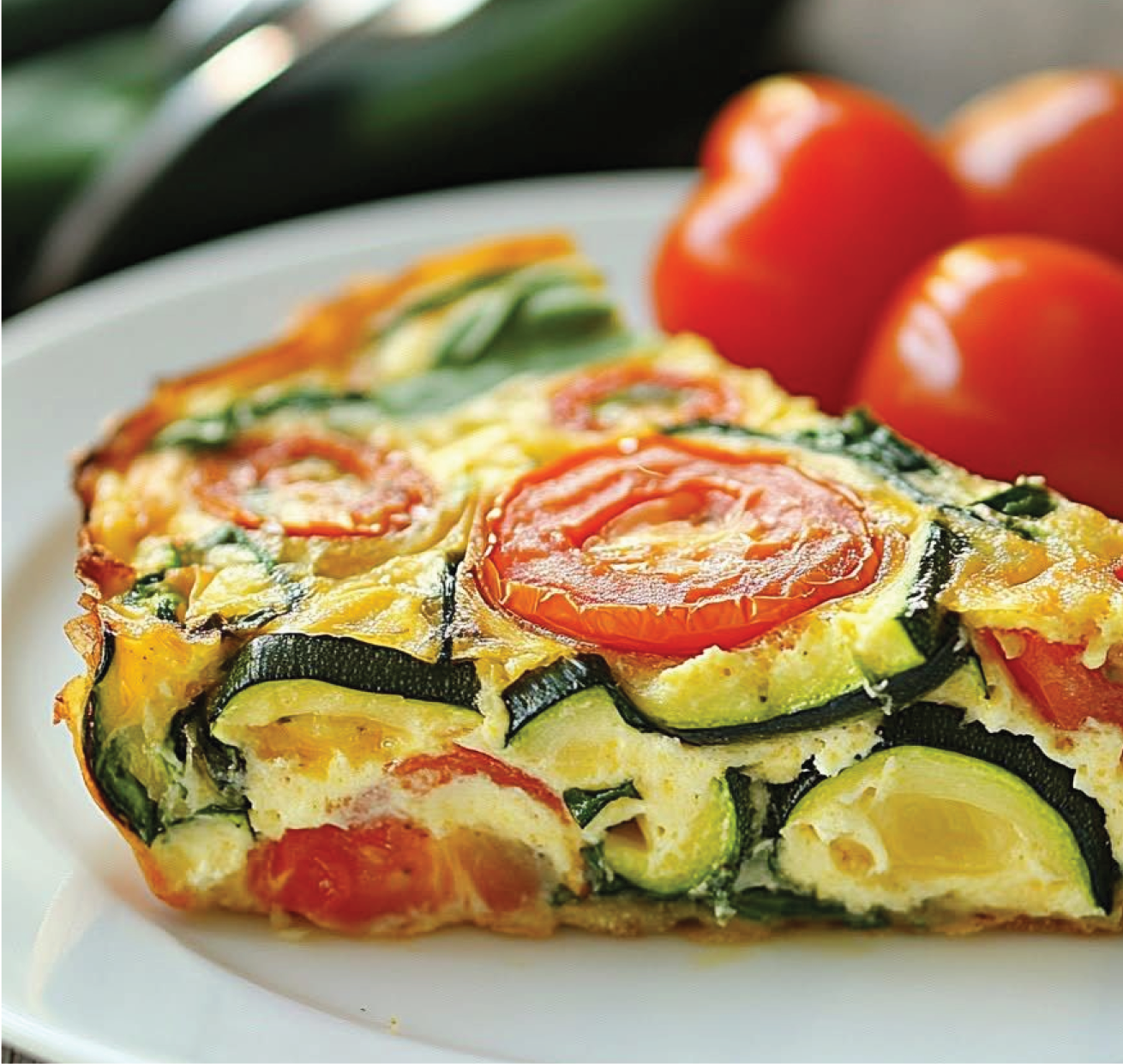 Puszysta frittata z cukinią, pomidorem i parmezanem