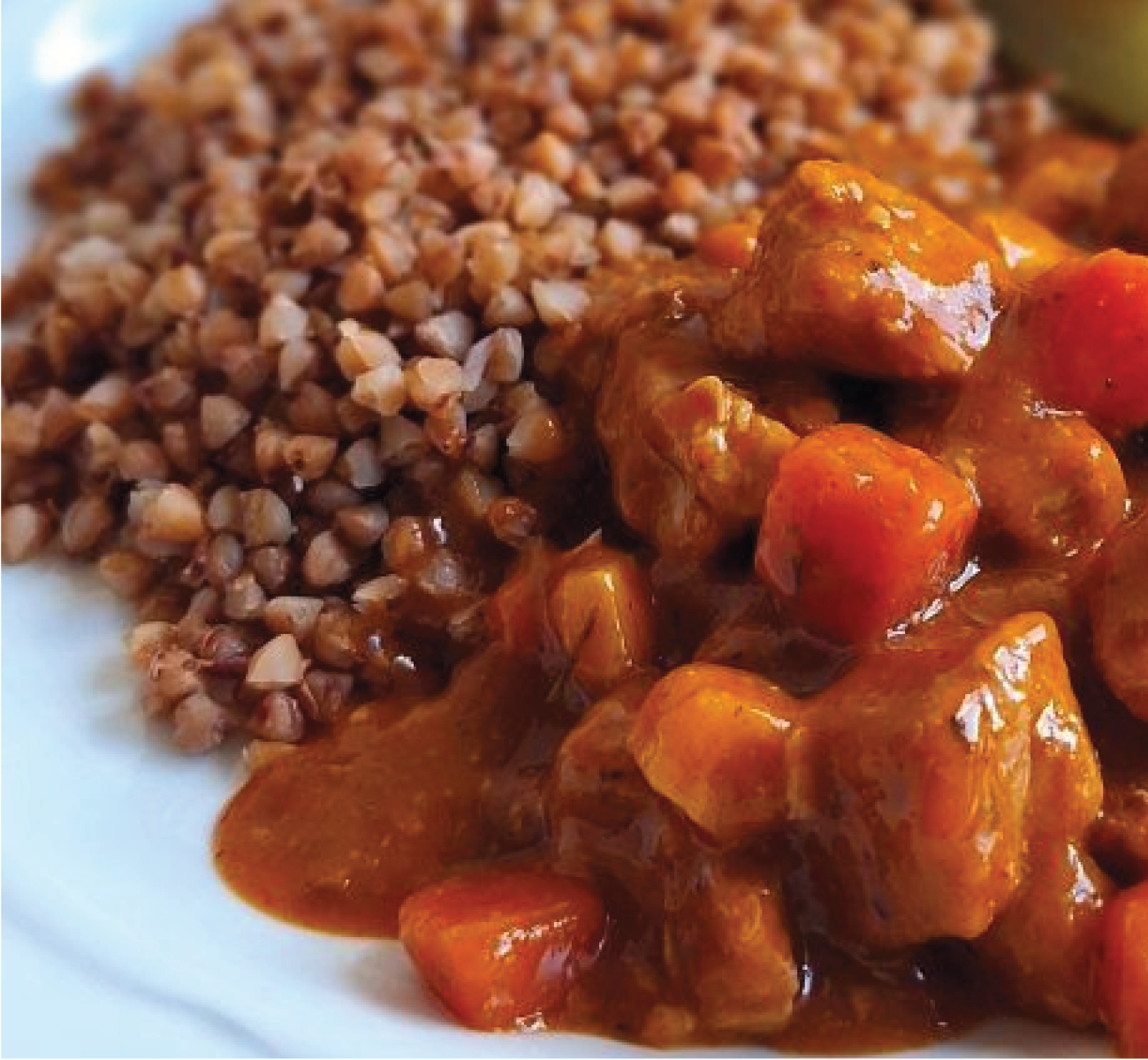 Aromatyczny gulasz z indyka z kaszą wiejską i soczystymi burakami