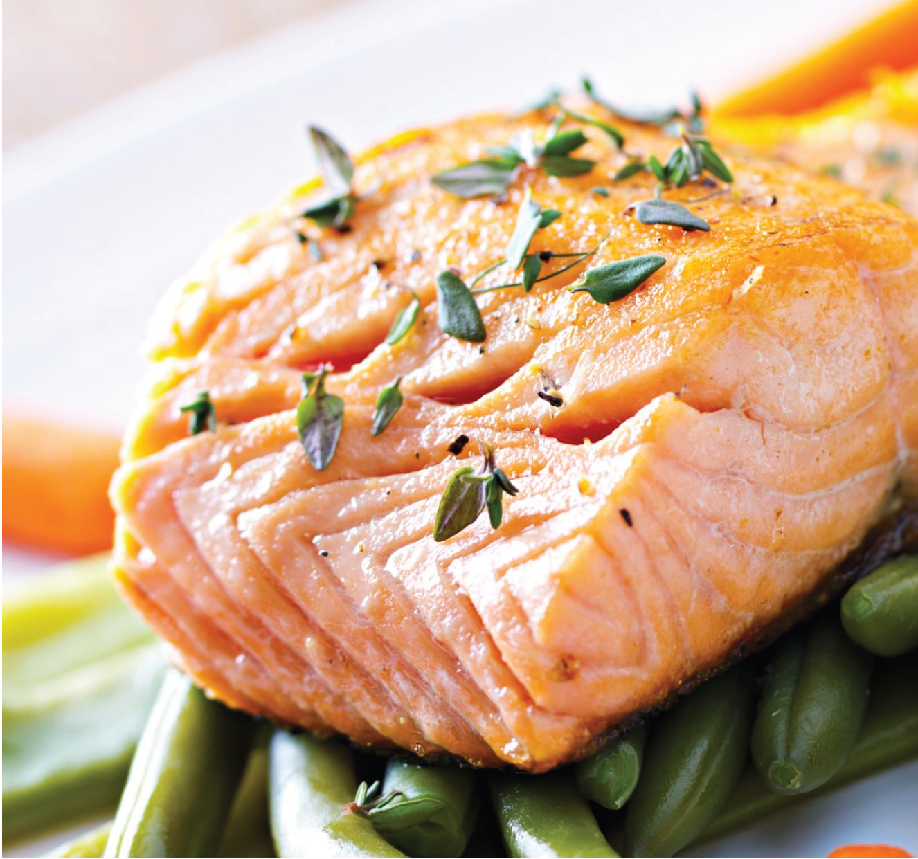 Delikatny, pieczony łosoś z chrupiącymi ziemniakami i fasolką szparagową