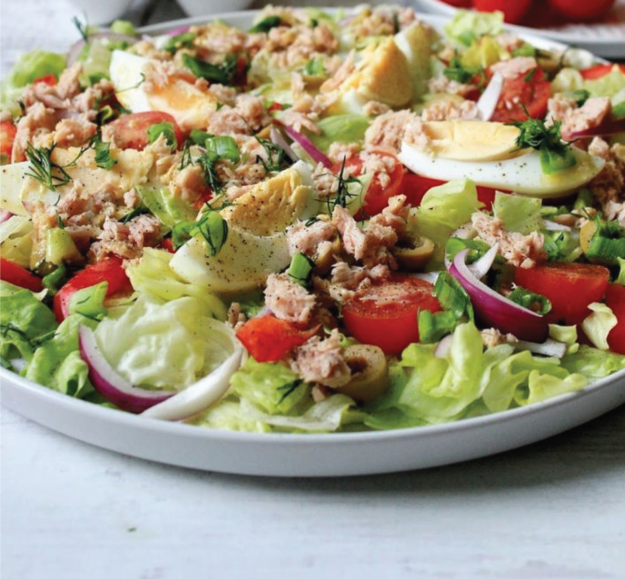 Lekka, pełna białka sałatka z jajkiem i tuńczykiem w kremowym sosie jogurtowym